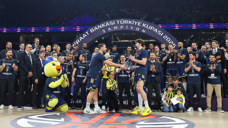 Fenerbahçe Beko Ziraat Bankası Türkiye Kupasını aldı 