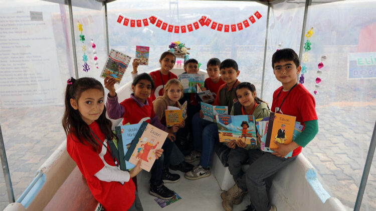 Atıl tekneyi onarıp kütüphaneye çevirdi