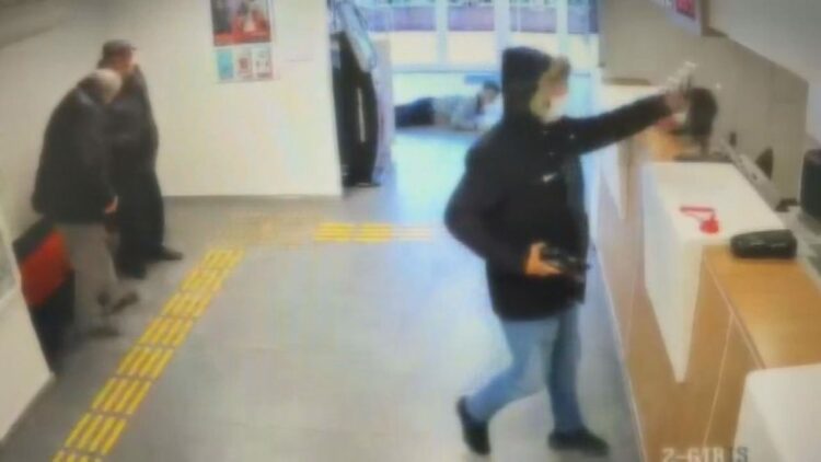 Fatih'teki banka soygunu kamerada