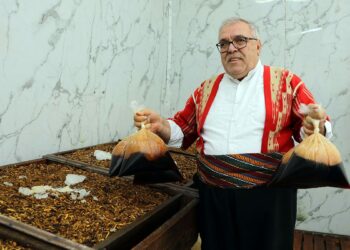 Fırat Nehri kenarında ağaçlardan toplanıp yapılan şerbete ramazan ilgisi