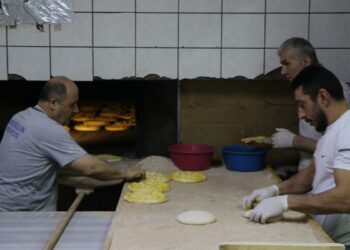 Fırın ustalarının 300 derece sıcakta pide mesaisi
