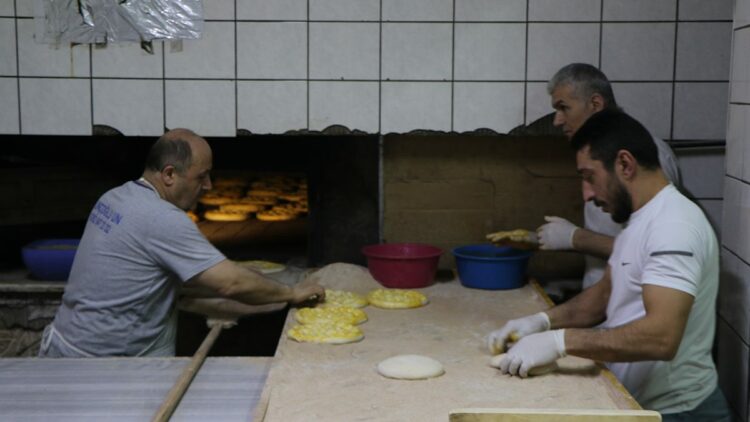Fırın ustalarının 300 derece sıcakta pide mesaisi