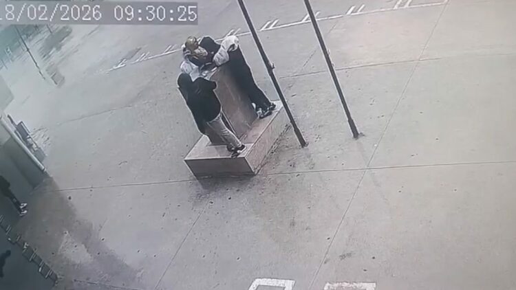 Fırtınada düşmek üzere olan Atatürk büstünü öğrenciler el birliği ile korudu