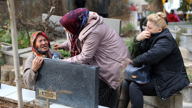 6 Şubat depremlerinin 3'üncü yıl dönümünde mezarlıklarda hüzün hakim oldu