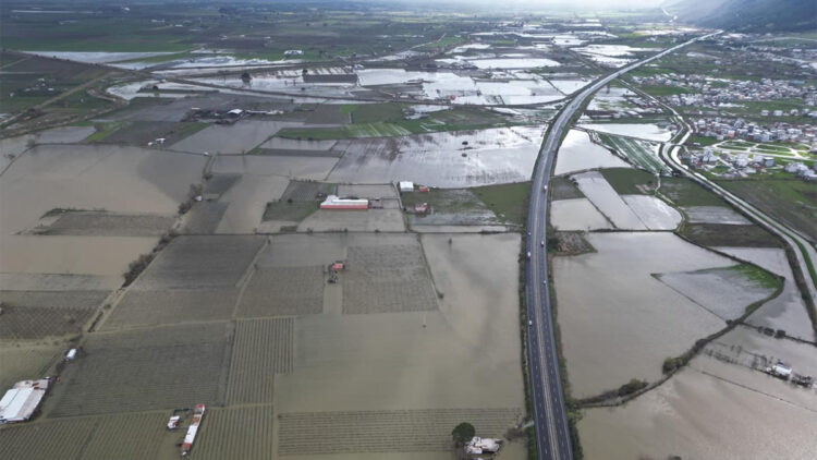 Debisi yükselen Gediz Nehri taştı