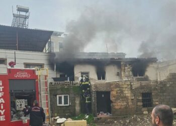 Gaziantep'te 2 katlı ev çıkan yangında kül oldu