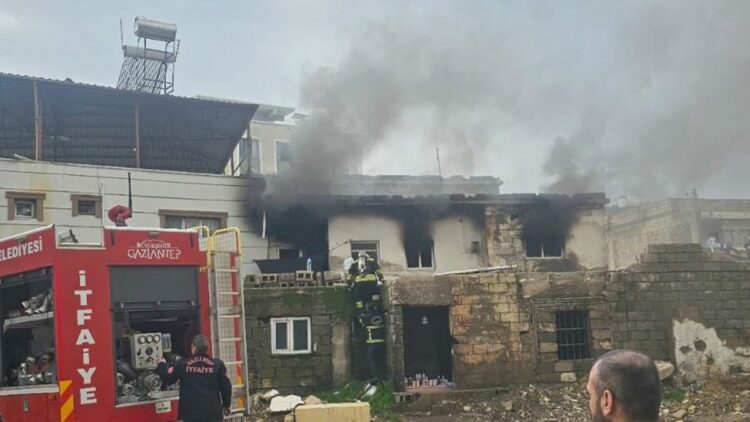 Gaziantep'te 2 katlı ev çıkan yangında kül oldu