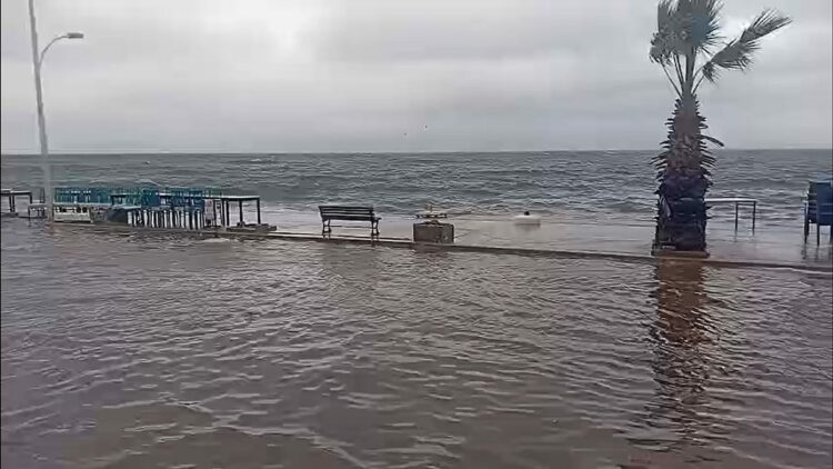 Gemlik'te deniz ile kara birleşti