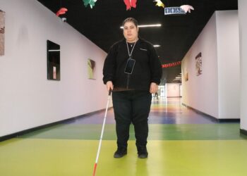 Görme engelli Arzu, beyaz bastonu ile 4 üniversite bitirdi