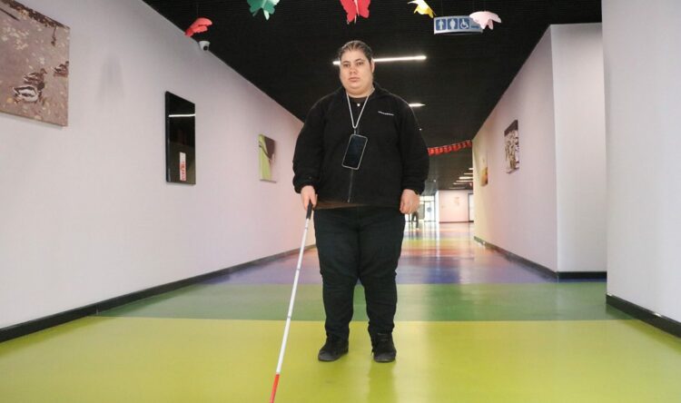 Görme engelli Arzu, beyaz bastonu ile 4 üniversite bitirdi