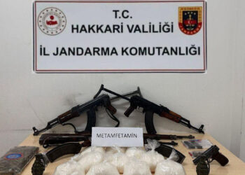 Hakkari'de 5 kilo metamfetamin ile silah ve mühimmat ele geçirildi