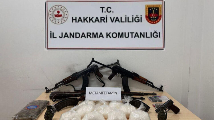 Hakkari'de 5 kilo metamfetamin ile silah ve mühimmat ele geçirildi