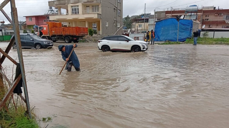 Hatay'da 3 gündür süren sağanak yağış sele yol açtı