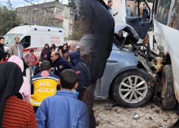 Hatay'da öğrenci servisi ile otomobil çarpıştı; 15 yaralı