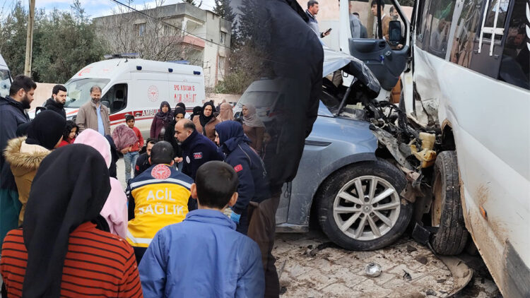 Hatay'da öğrenci servisi ile otomobil çarpıştı; 15 yaralı