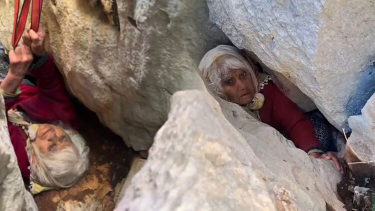 Hayvanlarını otlatmaya çıktı, 5 metrelik yarığa düştü