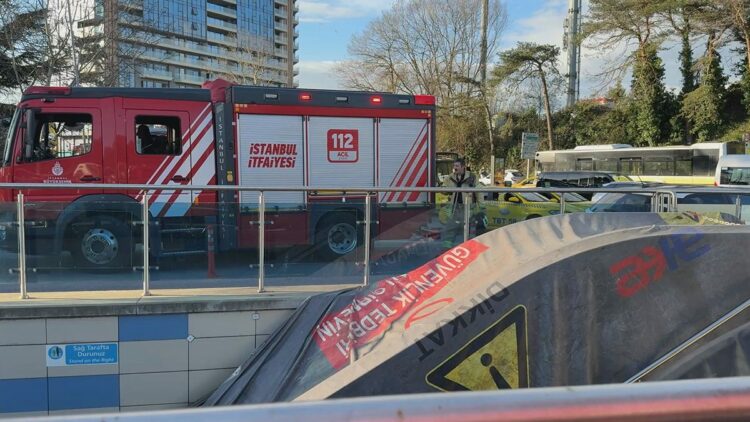 Hacıosman Metro İstasyonu'nda raylara atlayan kadın hayatını kaybetti