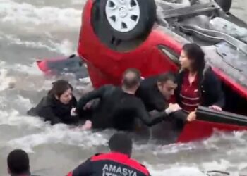 Hafif ticari araçla çarpışan otomobil, nehre uçtu; anne ile kızı yaralı