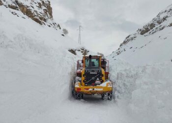 Hakkari-Van ve Hakkari-Çukurca kara yollarına çığ düştü