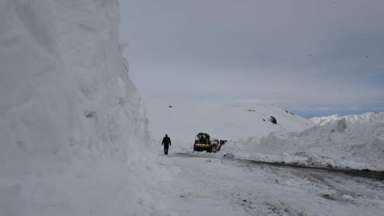 Hakkari'de 143 yerleşim yeri yolu ulaşıma açıldı