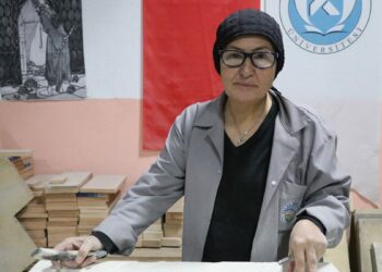Hat sanatı hocası, tarihi Rum Yetimhanesi'nin bahçesinde taşa şekil veriyor