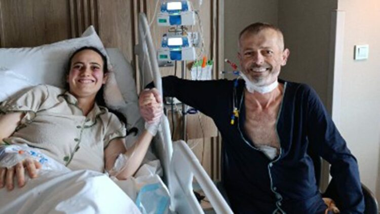 Hemşire kızının karaciğeriyle hayata tutunu
