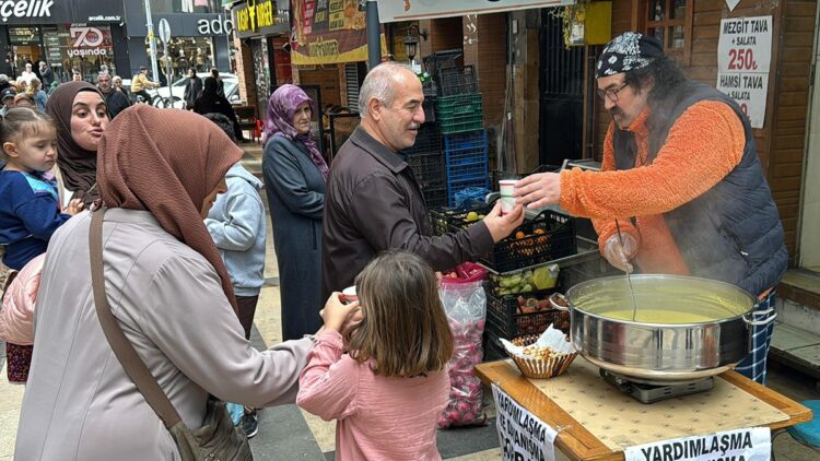 Her gün 200 bardak çorbayı ücretsiz dağıtıyor