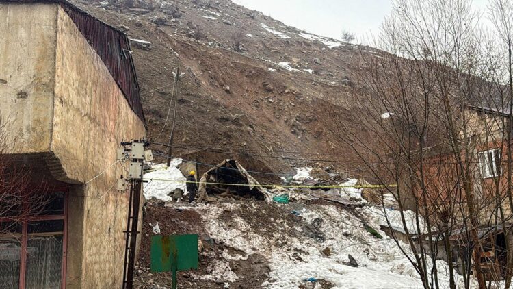 Heyelanda tandır evi çöktü: 2 yaralı