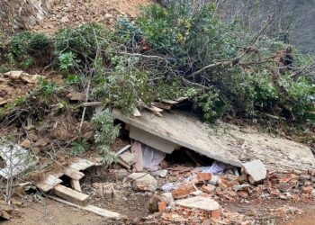 Heyelanda tek katlı ev toprak altında kaldı
