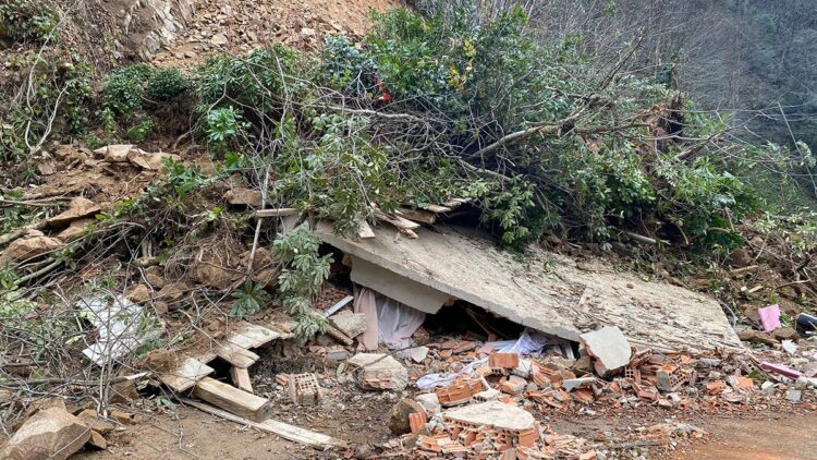 Heyelanda tek katlı ev toprak altında kaldı