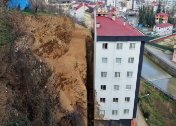 Heyelanın vurduğu ‘korku apartmanında’ mühür kalktı, gözler riskli yamaçta