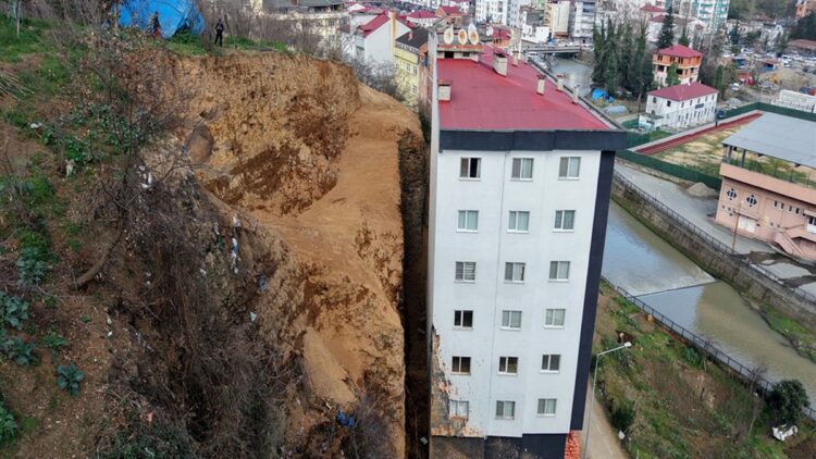 Heyelanın vurduğu ‘korku apartmanında’ mühür kalktı, gözler riskli yamaçta