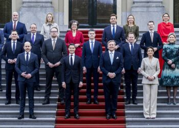 Hollanda'da yeni azınlık hükümeti yemin etti