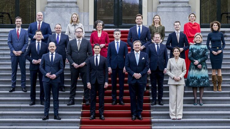 Hollanda'da yeni azınlık hükümeti yemin etti