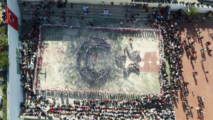 Raşit Efendi İlkokulu öğrencilerinin bayrak sevgisi