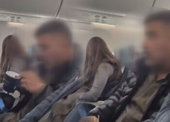 AJet uçağında sigara içen yolcu kara listeye alındı