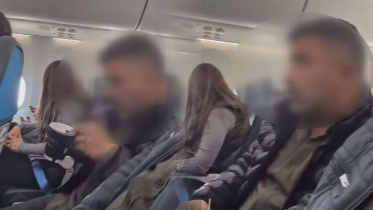 AJet uçağında sigara içen yolcu kara listeye alındı
