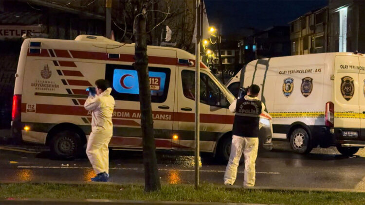 Arnavutköy'de eşini çocuklarının gözü önünde bıçaklayarak öldürdü