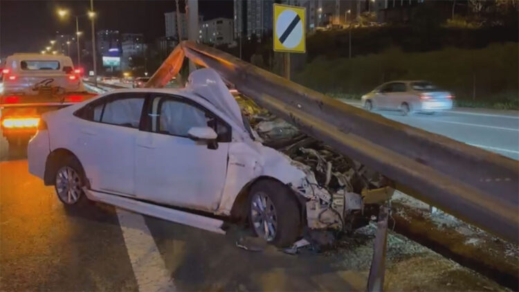 Ataşehir'de makas attığı iddia edilen sürücü kazaya neden oldu: 2 yaralı