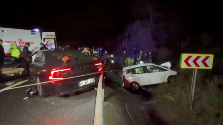 Beykoz'da otomobil ile hafif ticari araç kafa kafaya çarpıştı