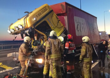 Beykoz'da otoyolda kamyon TIR'a çarptı; sıkışan şoförü itfaiye kurtardı 