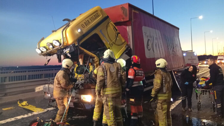 Beykoz'da otoyolda kamyon TIR'a çarptı; sıkışan şoförü itfaiye kurtardı 