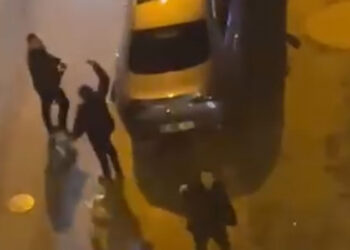 Beyoğlu'nda aracını kavga ettiği grubun üzerine sürdü