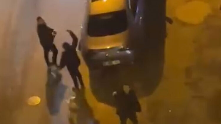 Beyoğlu'nda aracını kavga ettiği grubun üzerine sürdü