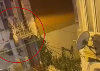 Beyoğlu'nda balkondan atlamak isteyen kadını eşi kollarından yakaladı