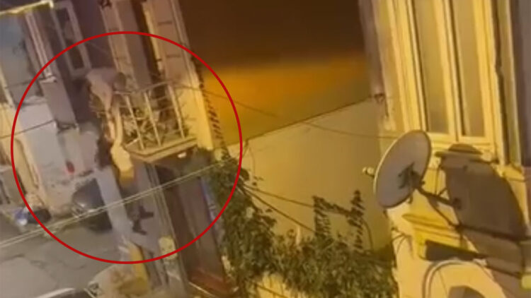 Beyoğlu'nda balkondan atlamak isteyen kadını eşi kollarından yakaladı