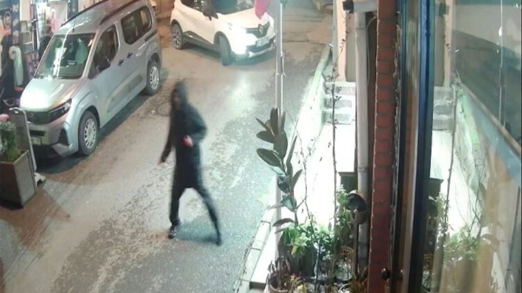 Beyoğlu'nda boynunda bıçak yarasıyla yere yığıldı; 'kendim yaptım' dedi