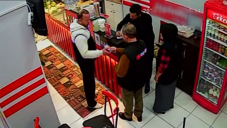 Beyoğlu'nda çiğ köfteciyi sanal medya ünlüsünün adıyla dolandırdı