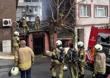 Beyoğlu'nda gecekondu alev alev yandı