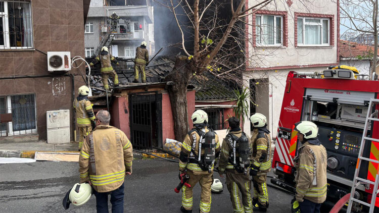 Beyoğlu'nda gecekondu alev alev yandı